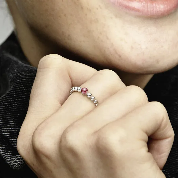 Prsten sa crvenom perlicom 