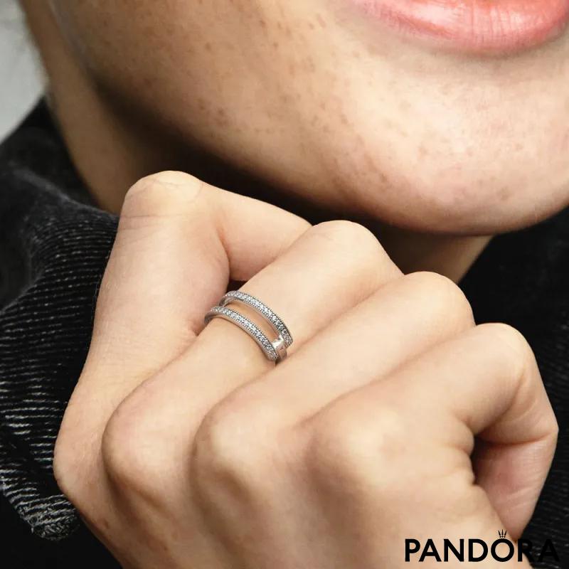 Dvostruki trakasti Pandora Signature logo i pavé prsten 
