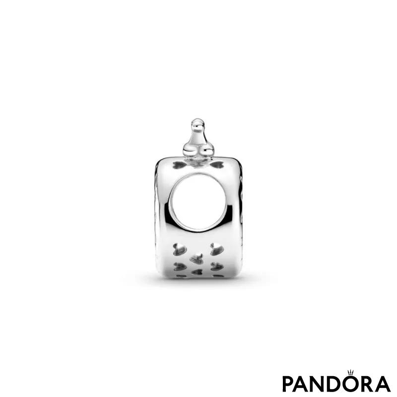 Privjesak s logotipom Pandora i okrunjenim „O” 